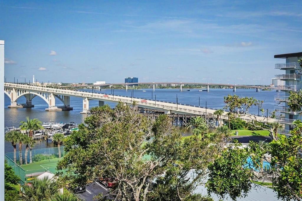 For Sale: $209,999 (2 beds, 2 baths, 1038 Square Feet)