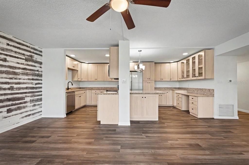 For Sale: $209,999 (2 beds, 2 baths, 1038 Square Feet)