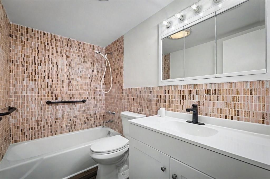 For Sale: $209,999 (2 beds, 2 baths, 1038 Square Feet)