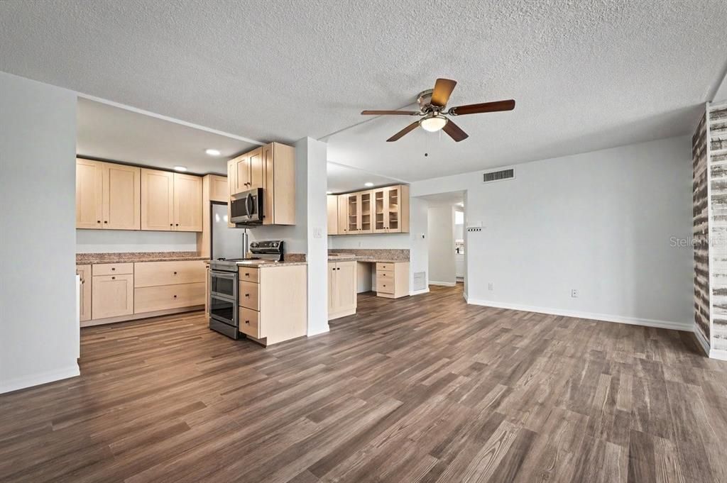 For Sale: $209,999 (2 beds, 2 baths, 1038 Square Feet)