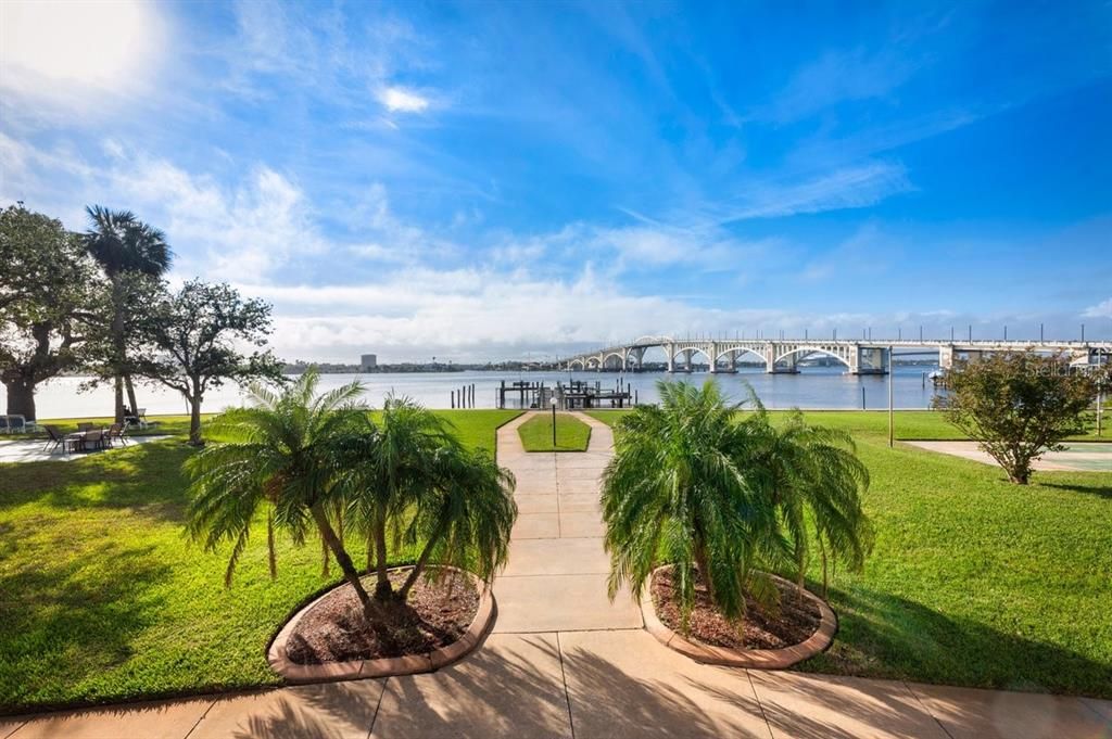 For Sale: $209,999 (2 beds, 2 baths, 1038 Square Feet)