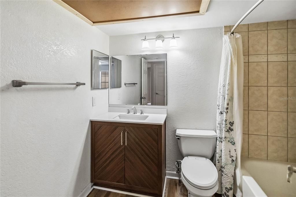 For Rent: $1,600 (2 beds, 1 baths, 867 Square Feet)