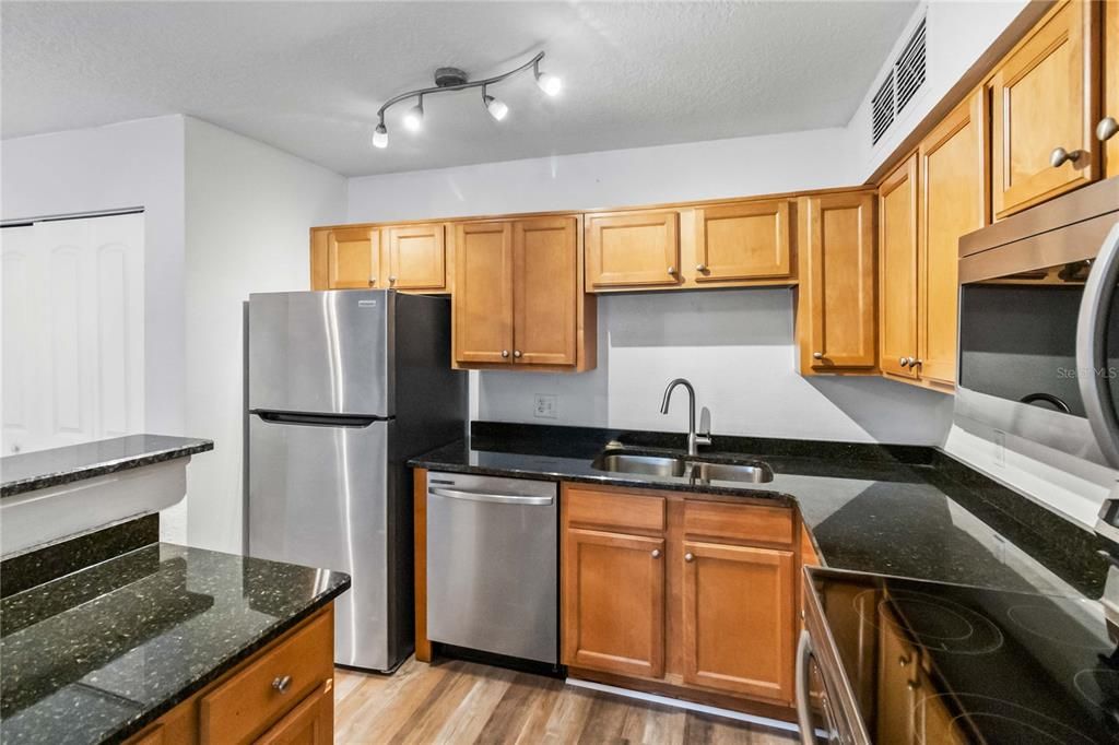 For Rent: $1,600 (2 beds, 1 baths, 867 Square Feet)