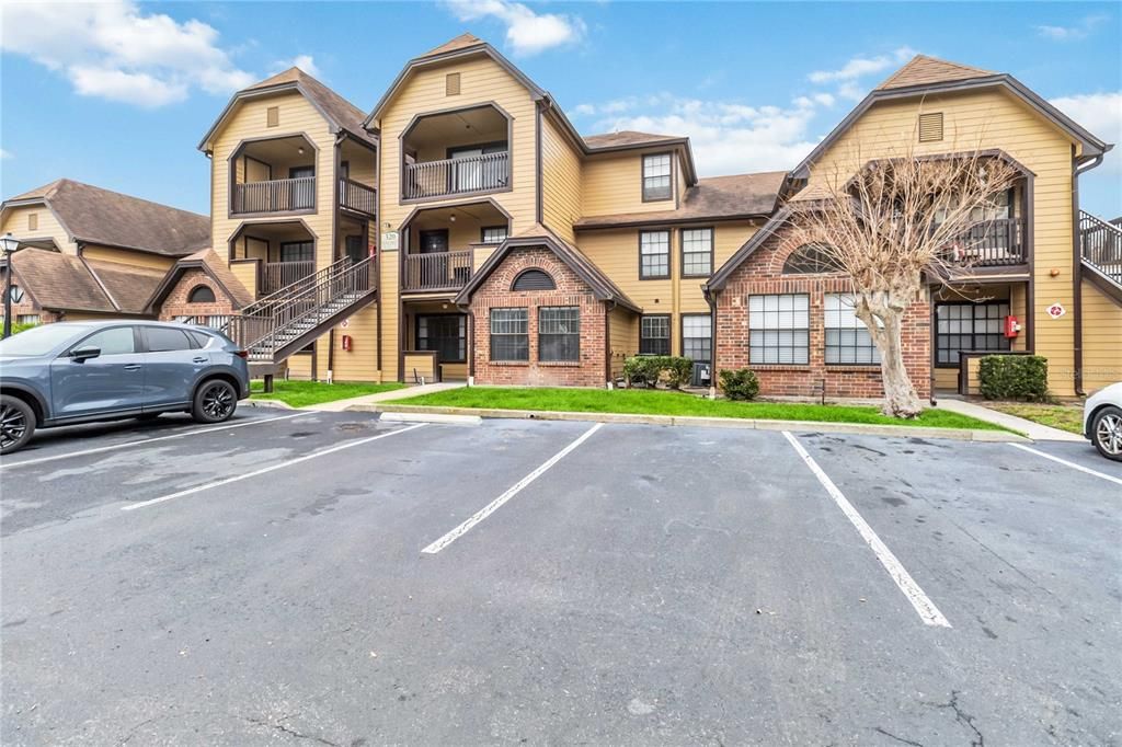 For Rent: $1,600 (2 beds, 1 baths, 867 Square Feet)