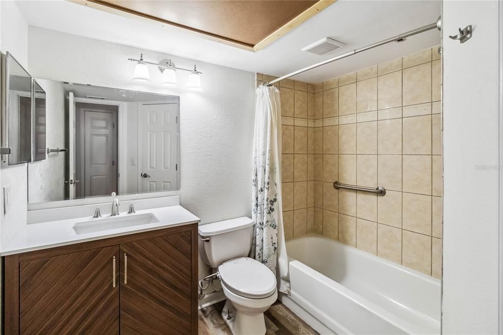 For Rent: $1,600 (2 beds, 1 baths, 867 Square Feet)