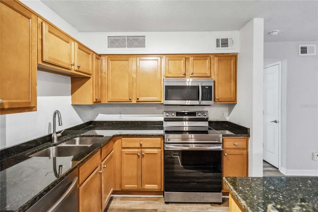 For Rent: $1,600 (2 beds, 1 baths, 867 Square Feet)