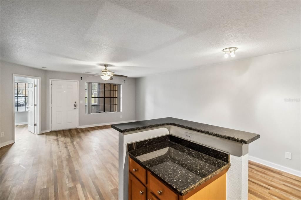 For Rent: $1,600 (2 beds, 1 baths, 867 Square Feet)