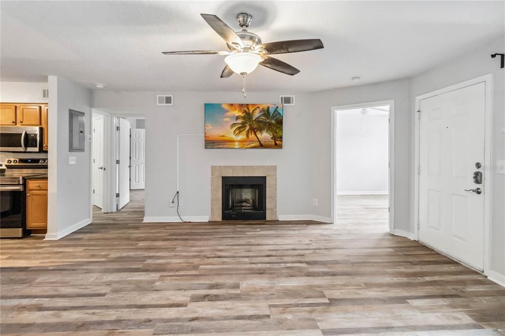 For Rent: $1,600 (2 beds, 1 baths, 867 Square Feet)