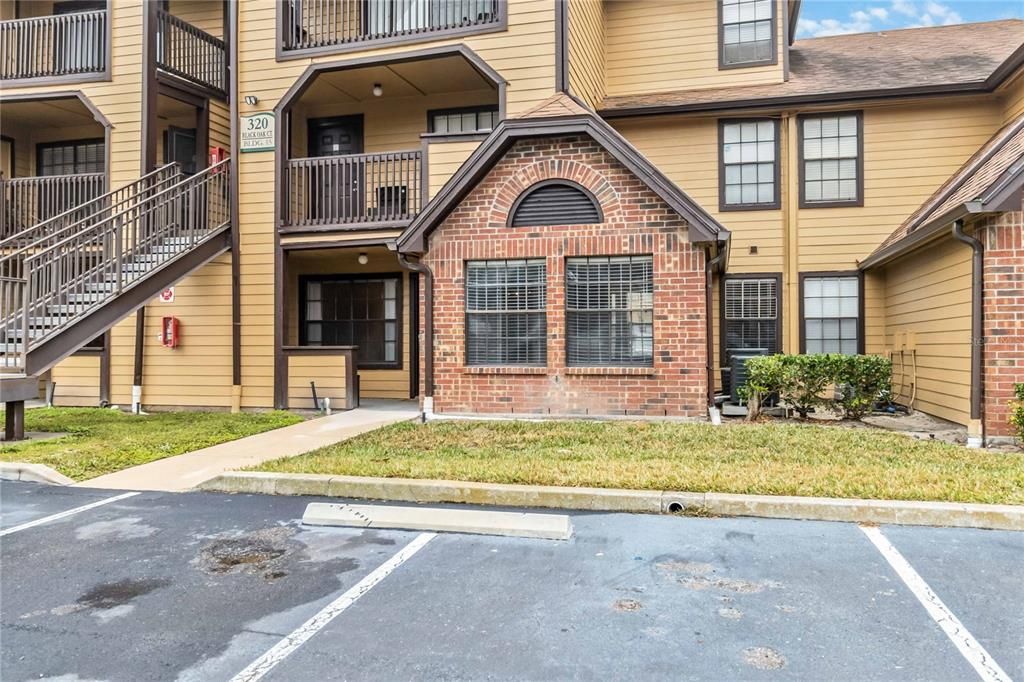 For Rent: $1,600 (2 beds, 1 baths, 867 Square Feet)