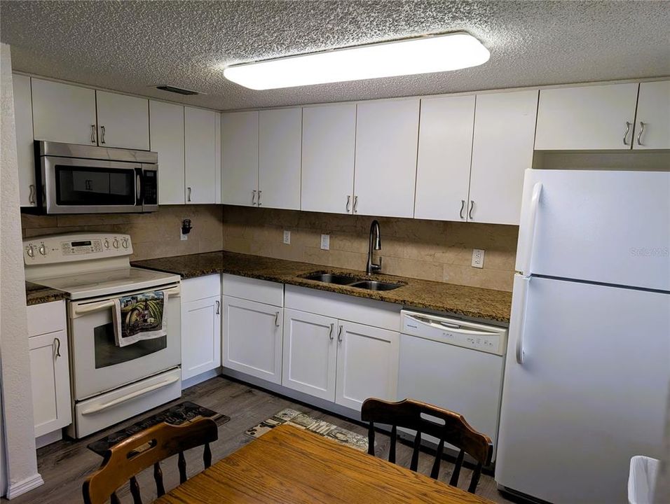 For Sale: $135,000 (2 beds, 2 baths, 848 Square Feet)