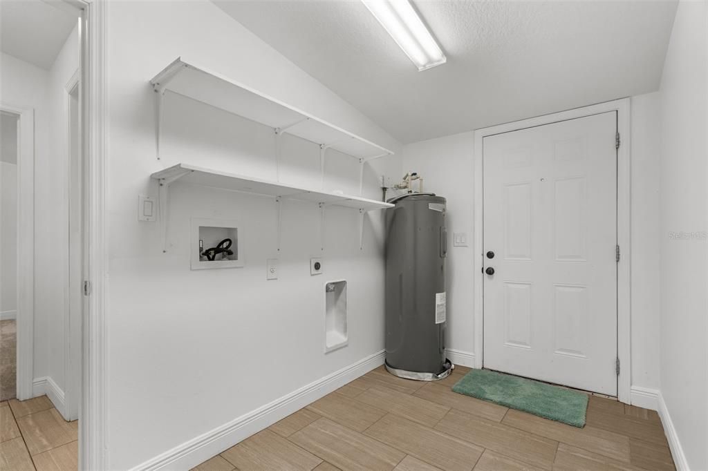For Sale: $249,900 (2 beds, 1 baths, 936 Square Feet)
