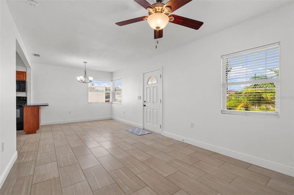 For Sale: $249,900 (2 beds, 1 baths, 936 Square Feet)
