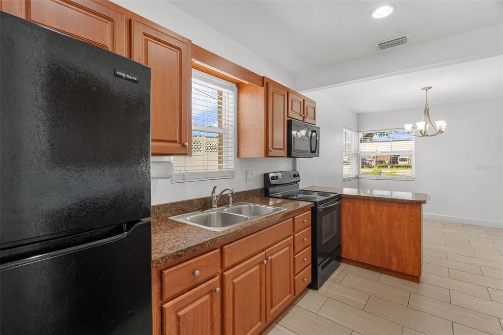 For Sale: $249,900 (2 beds, 1 baths, 936 Square Feet)