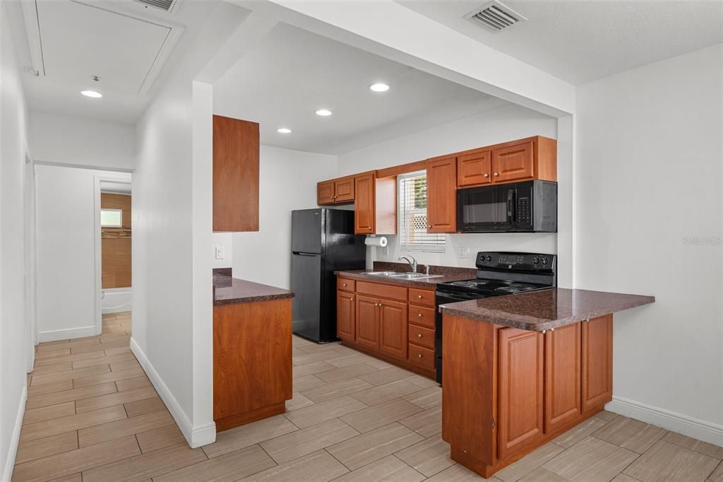 For Sale: $249,900 (2 beds, 1 baths, 936 Square Feet)