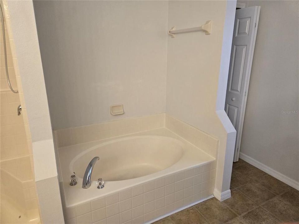 For Sale: $299,999 (4 beds, 2 baths, 2243 Square Feet)