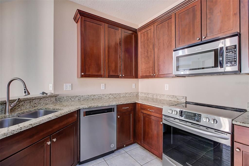 For Sale: $274,900 (2 beds, 2 baths, 1393 Square Feet)
