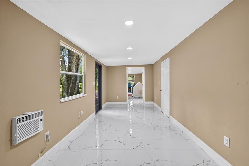 En Venta: $995,000 (4 camas, 2 baños, 2400 Pies cuadrados)