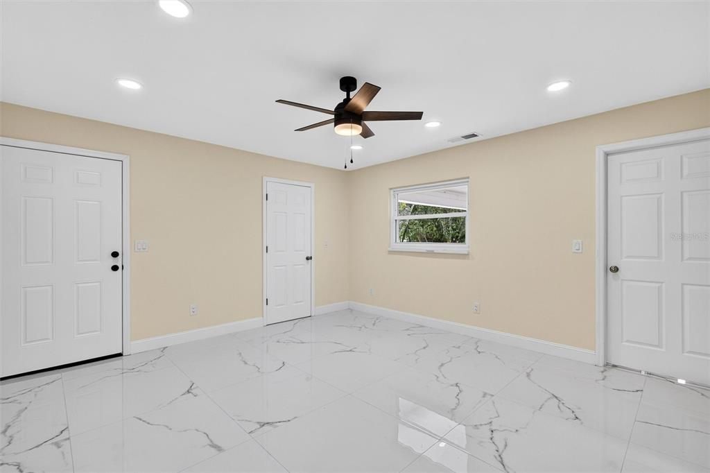 En Venta: $995,000 (4 camas, 2 baños, 2400 Pies cuadrados)