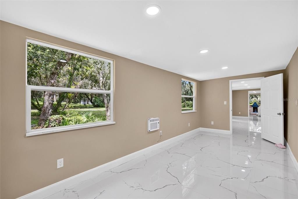 En Venta: $995,000 (4 camas, 2 baños, 2400 Pies cuadrados)