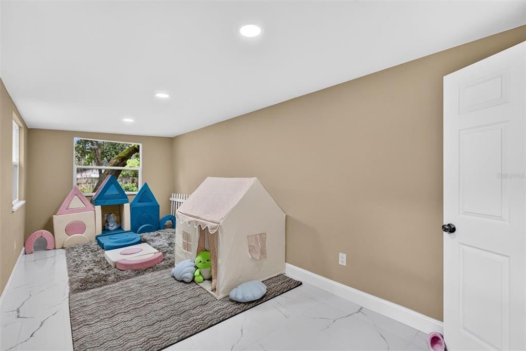 En Venta: $995,000 (4 camas, 2 baños, 2400 Pies cuadrados)