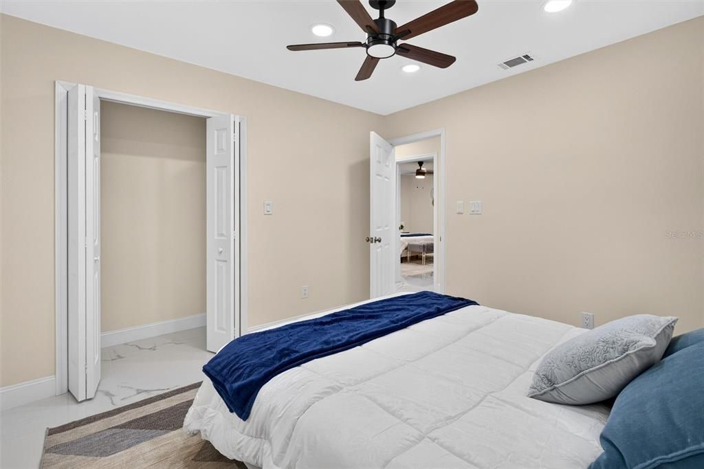 En Venta: $995,000 (4 camas, 2 baños, 2400 Pies cuadrados)