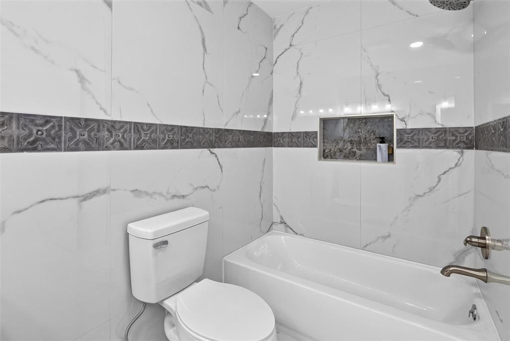 En Venta: $995,000 (4 camas, 2 baños, 2400 Pies cuadrados)