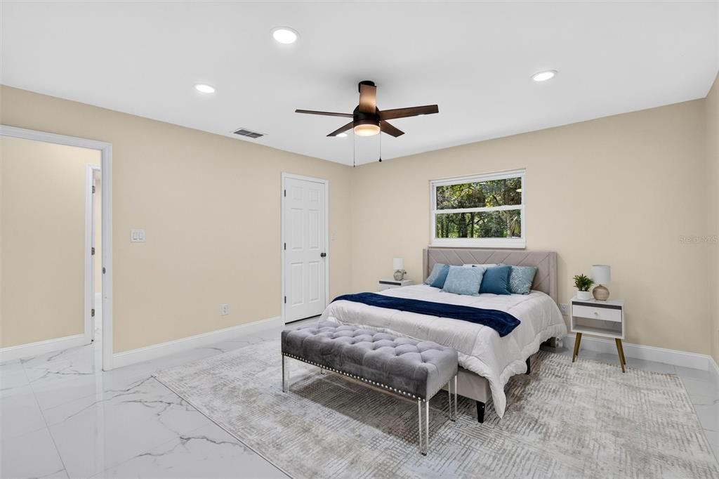 En Venta: $995,000 (4 camas, 2 baños, 2400 Pies cuadrados)