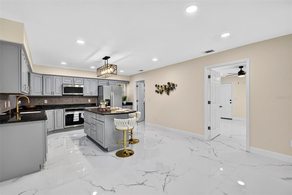 En Venta: $995,000 (4 camas, 2 baños, 2400 Pies cuadrados)