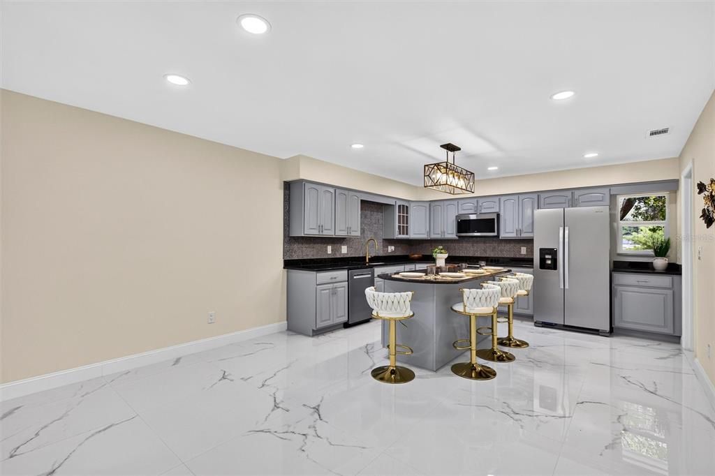 En Venta: $995,000 (4 camas, 2 baños, 2400 Pies cuadrados)