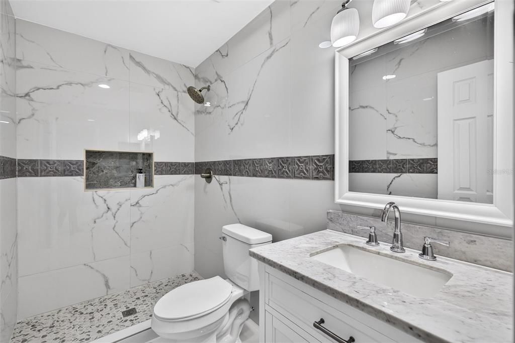 En Venta: $995,000 (4 camas, 2 baños, 2400 Pies cuadrados)