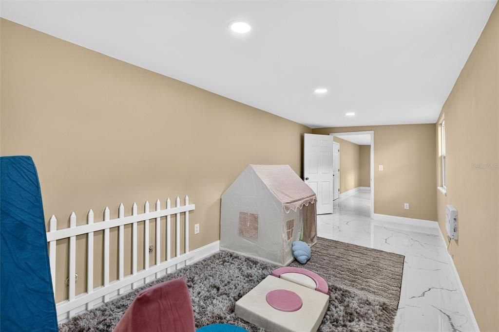 En Venta: $995,000 (4 camas, 2 baños, 2400 Pies cuadrados)