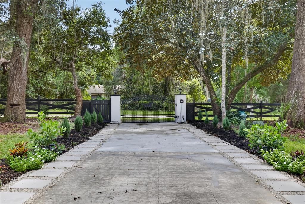 En Venta: $995,000 (4 camas, 2 baños, 2400 Pies cuadrados)