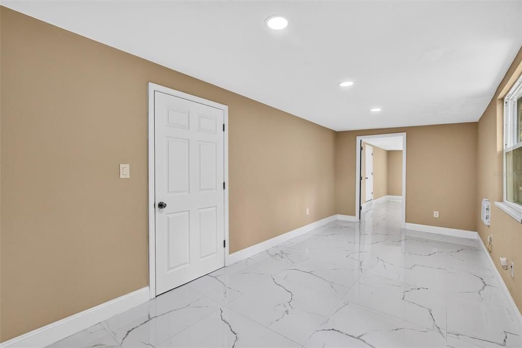En Venta: $995,000 (4 camas, 2 baños, 2400 Pies cuadrados)