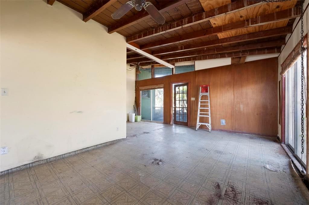 Active With Contract: $185,000 (3 beds, 2 baths, 1296 Square Feet)