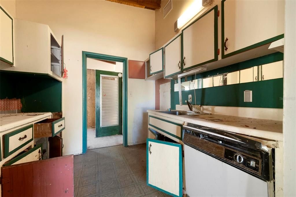 Active With Contract: $185,000 (3 beds, 2 baths, 1296 Square Feet)