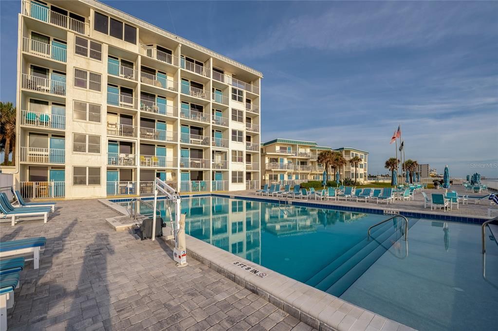 For Sale: $155,000 (1 beds, 2 baths, 634 Square Feet)