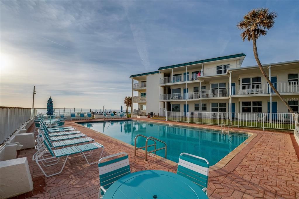 For Sale: $155,000 (1 beds, 2 baths, 634 Square Feet)