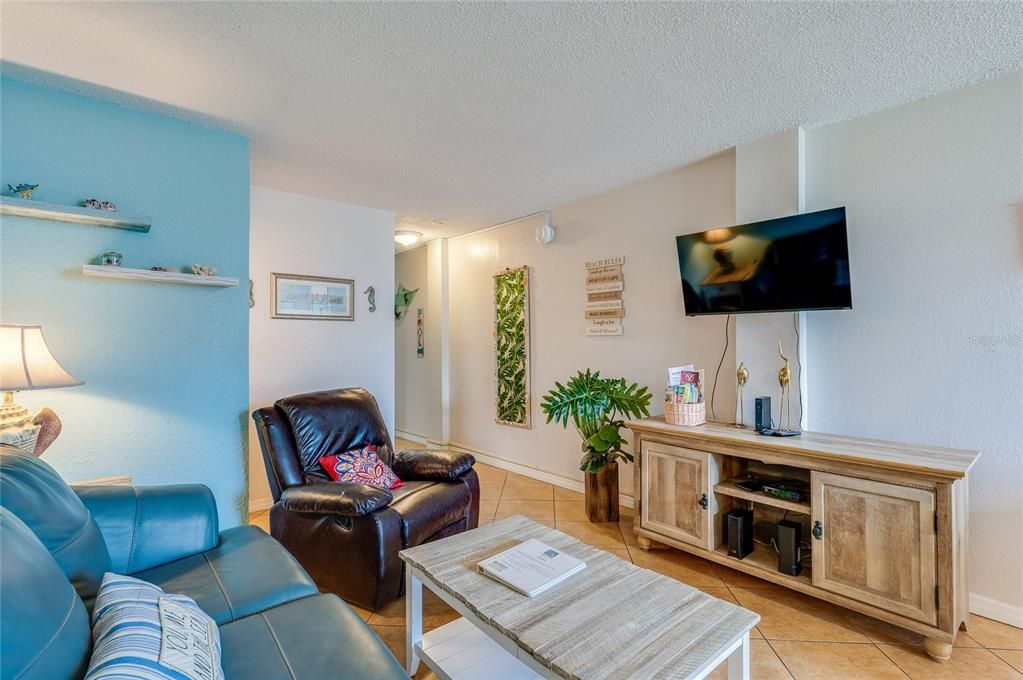 For Sale: $155,000 (1 beds, 2 baths, 634 Square Feet)