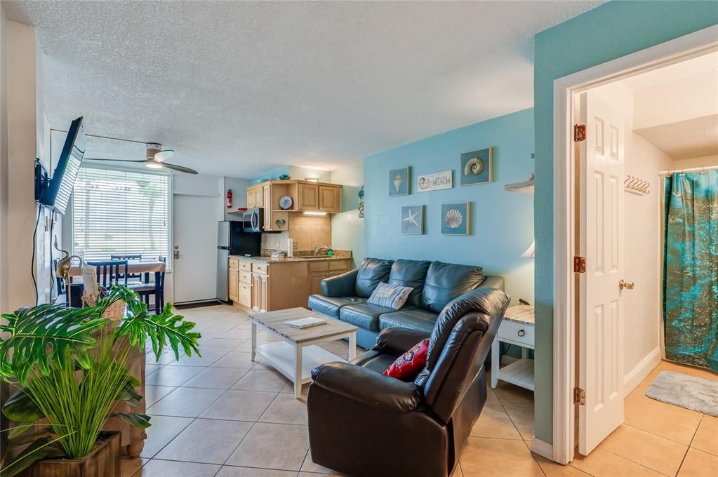 For Sale: $155,000 (1 beds, 2 baths, 634 Square Feet)