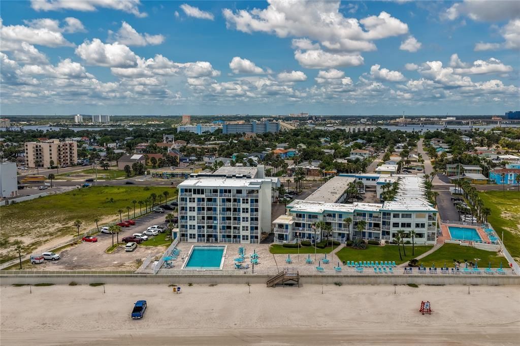For Sale: $155,000 (1 beds, 2 baths, 634 Square Feet)