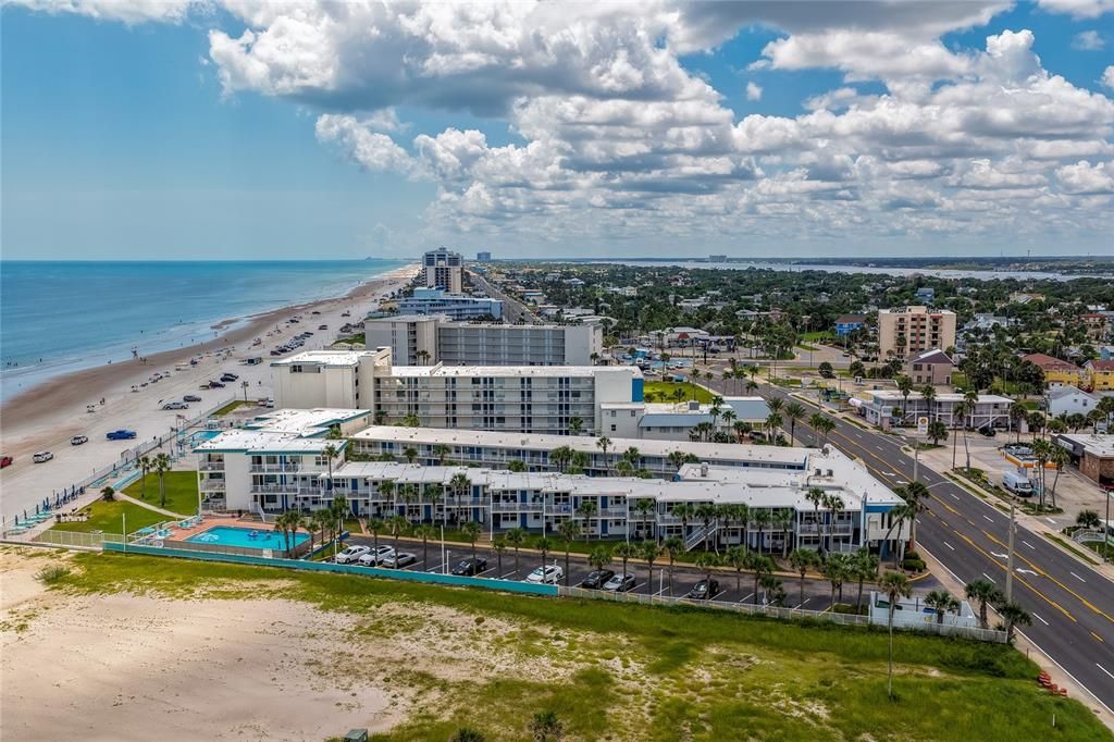 For Sale: $155,000 (1 beds, 2 baths, 634 Square Feet)