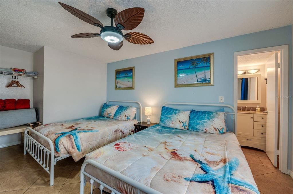 For Sale: $155,000 (1 beds, 2 baths, 634 Square Feet)