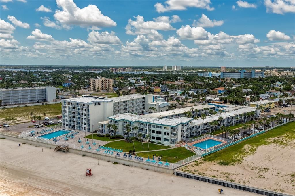 For Sale: $155,000 (1 beds, 2 baths, 634 Square Feet)