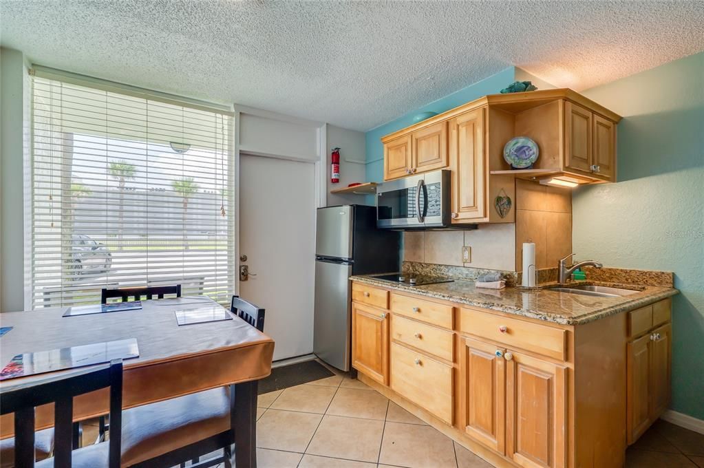 For Sale: $155,000 (1 beds, 2 baths, 634 Square Feet)