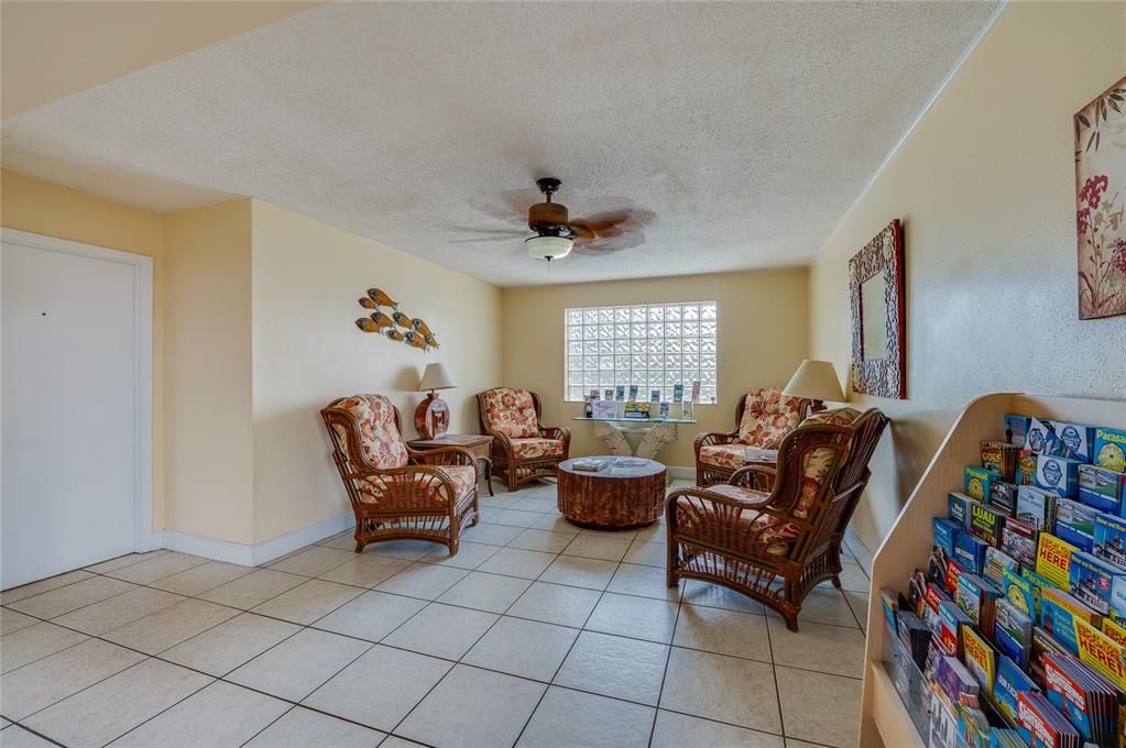 For Sale: $155,000 (1 beds, 2 baths, 634 Square Feet)