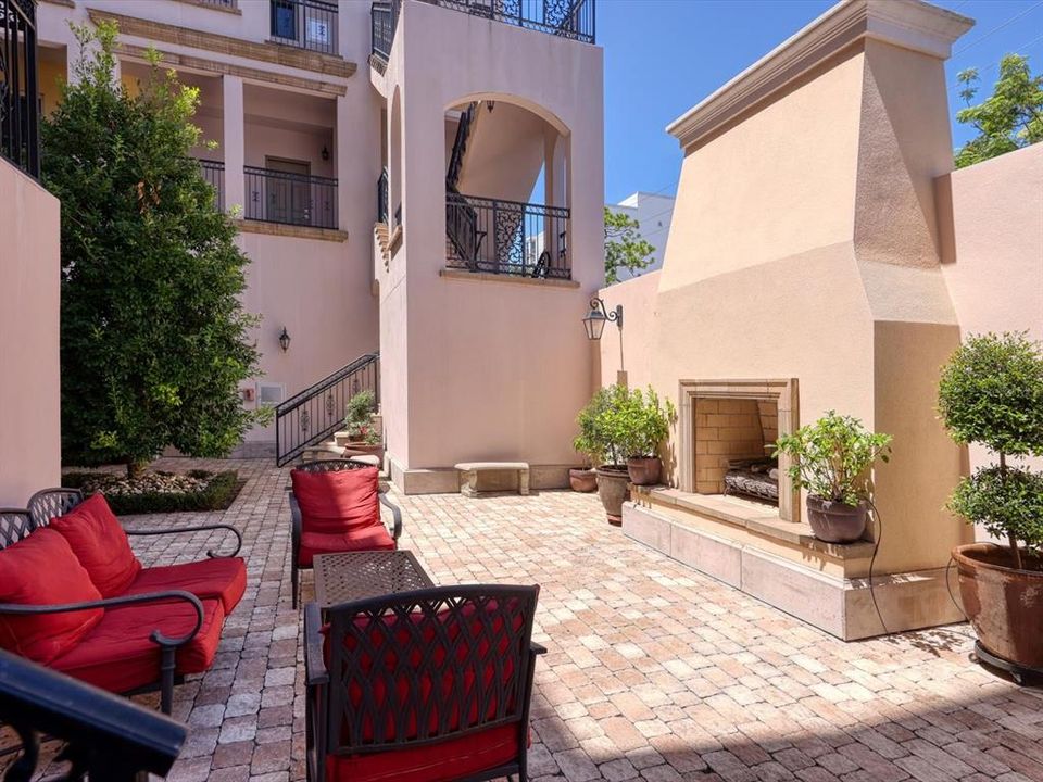For Rent: $2,395 (2 beds, 2 baths, 960 Square Feet)