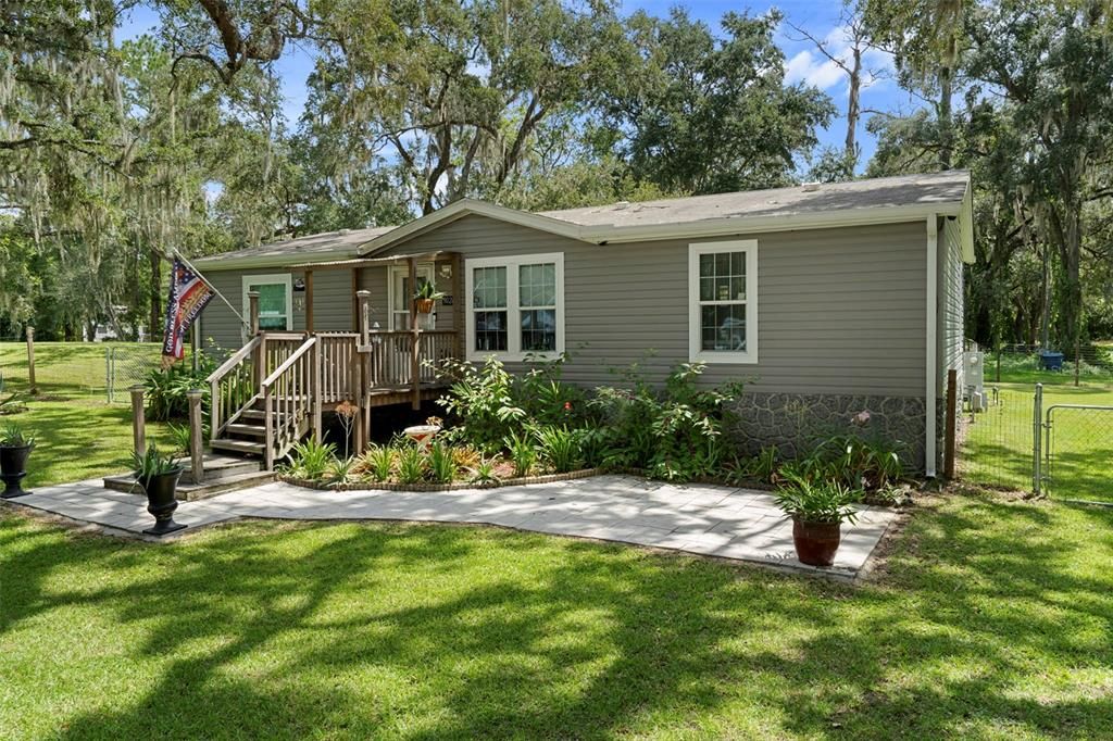 For Sale: $349,900 (3 beds, 2 baths, 1296 Square Feet)