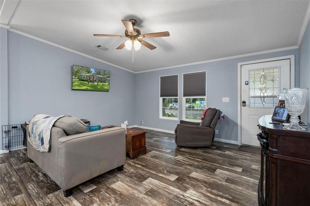 For Sale: $349,900 (3 beds, 2 baths, 1296 Square Feet)