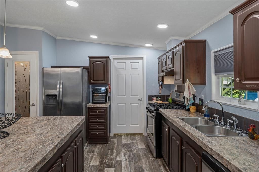 For Sale: $349,900 (3 beds, 2 baths, 1296 Square Feet)