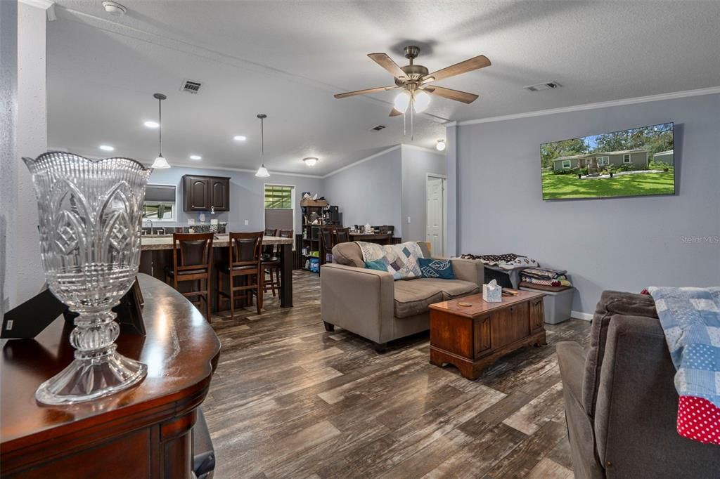 For Sale: $349,900 (3 beds, 2 baths, 1296 Square Feet)